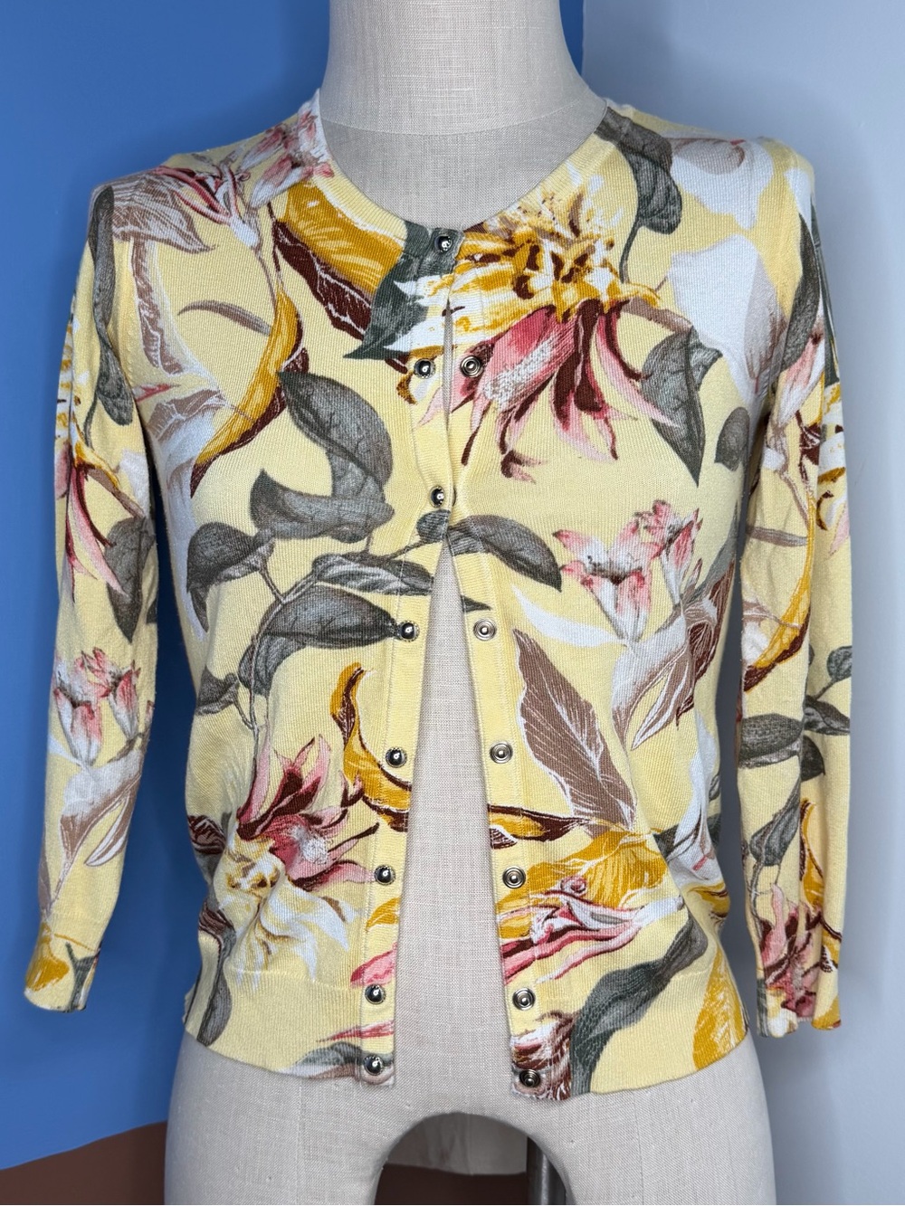 White House Black Market 3/4 Sleeve Yellow Floral Cardigan Sweater XS